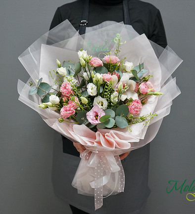 Букет из кустовых розовых роз и белой эустомы Фото 394x433